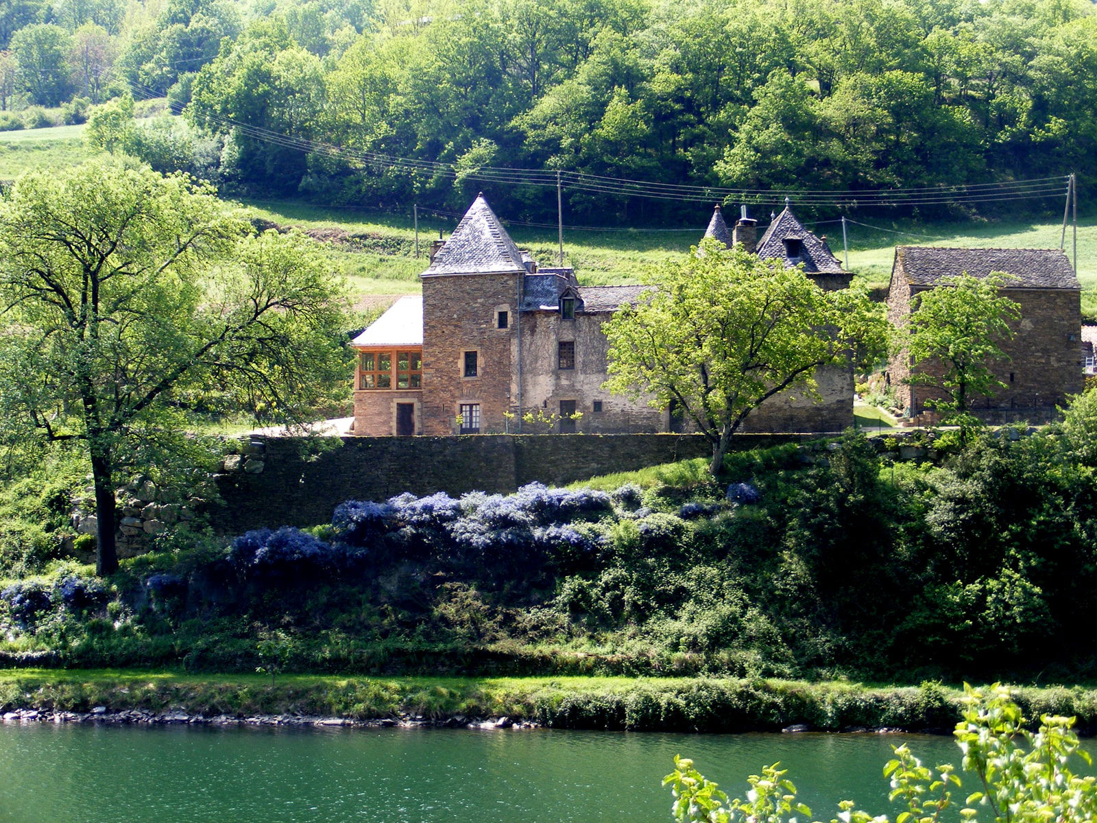 Chateau salamon aan de oever van de tarn